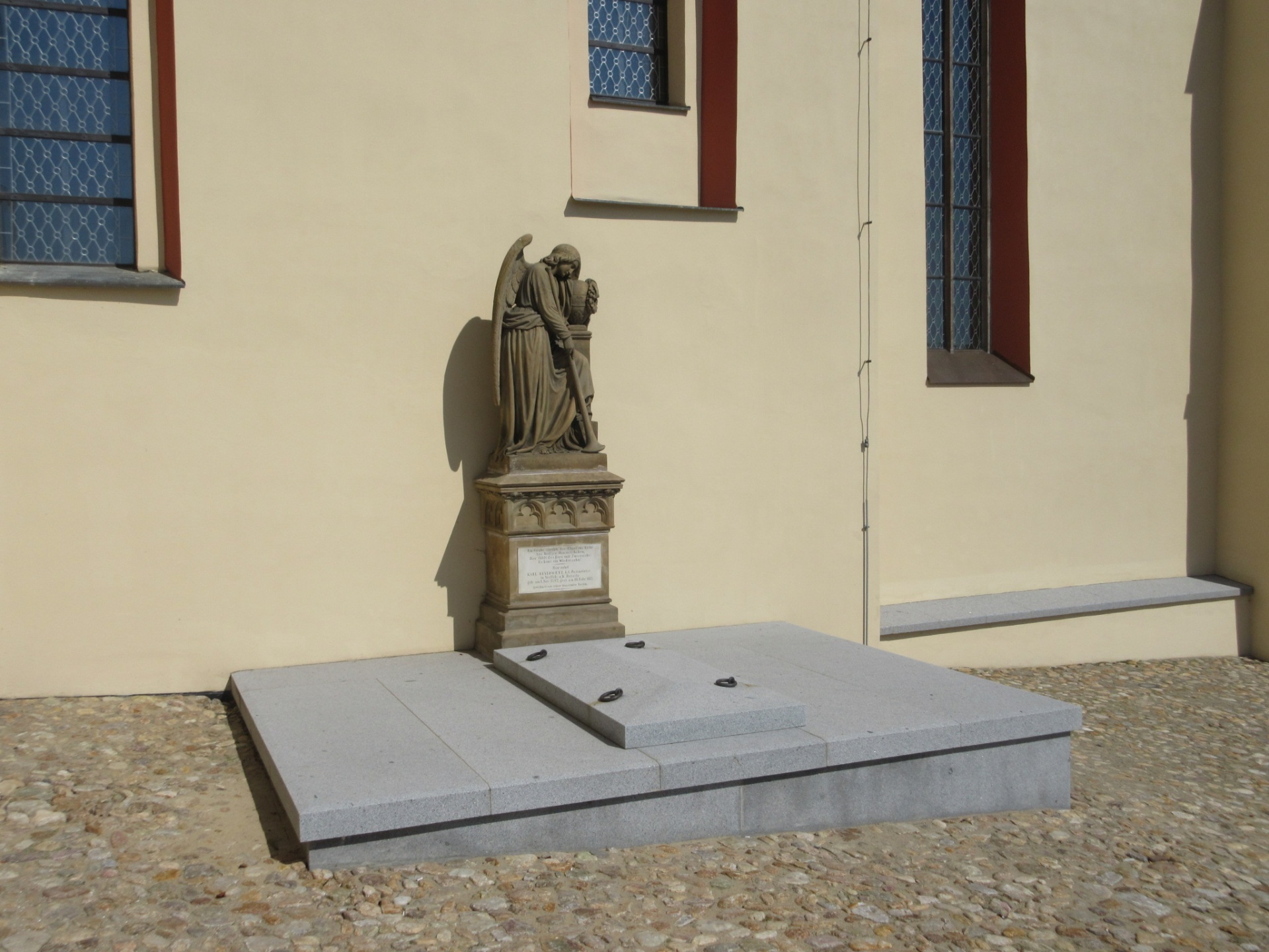 Kostel Veselí nad Lužnicí — žulový podstavec pod sochou anděla