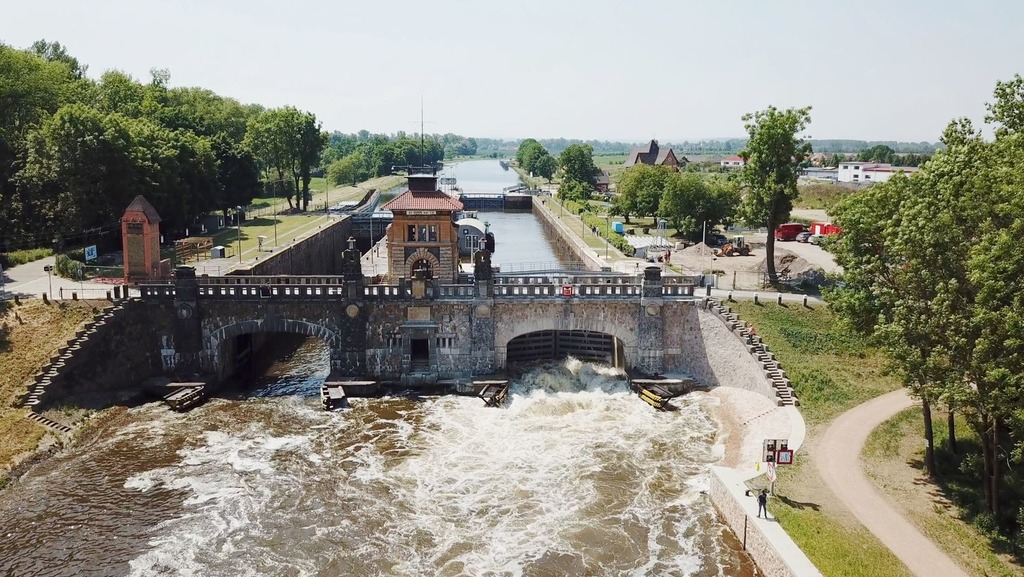 Plavební komora Hořín — vypouštění vody