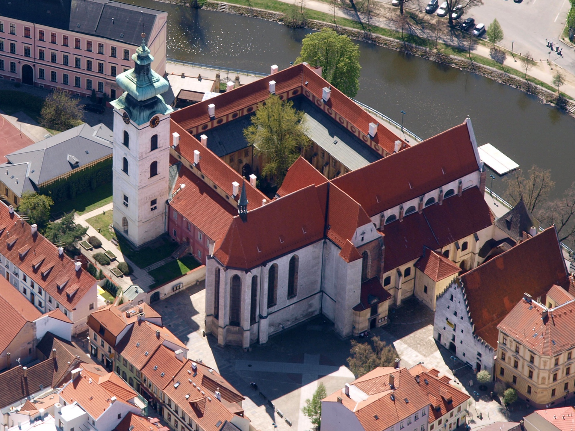 Piaristické náměstí — letecký pohled na klášter a kostel