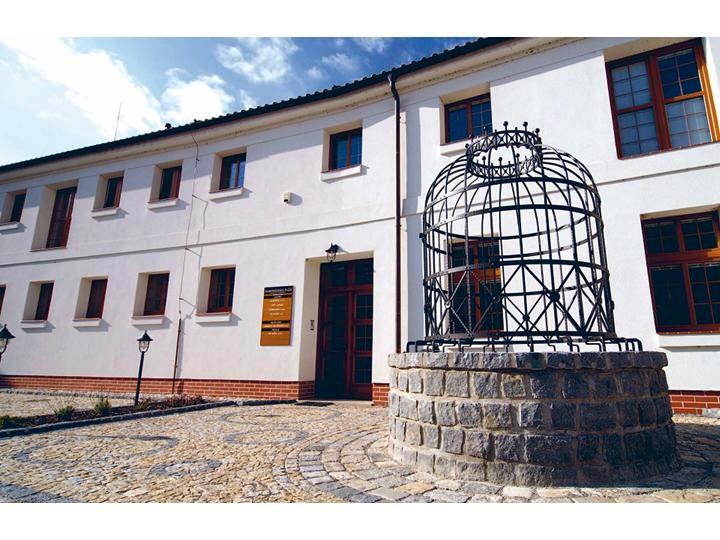 Staroměstský dvůr — historická studna s kovanou kupolí
