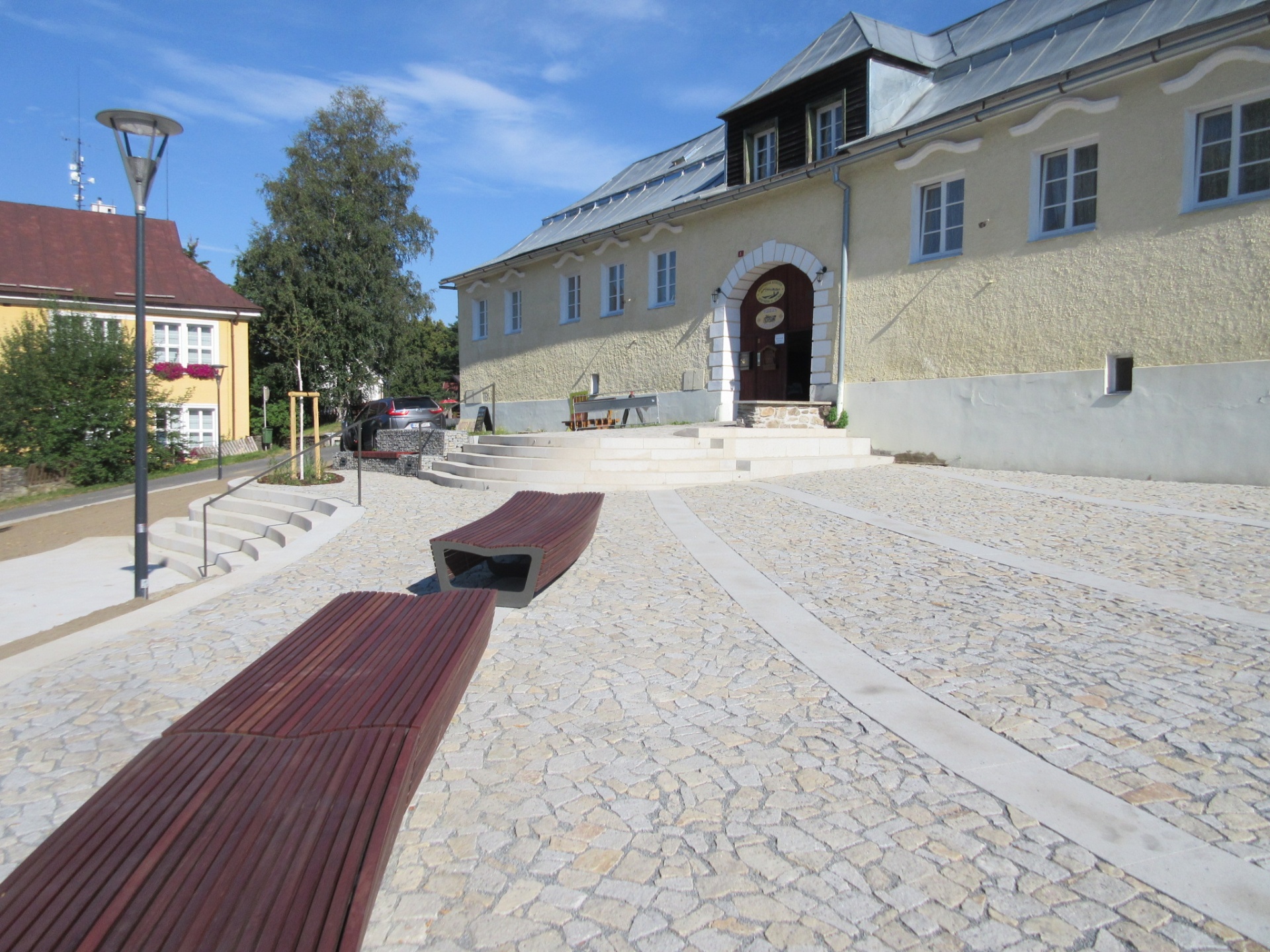 Železná Ruda — hotové kamenné odseky a pobytová plocha