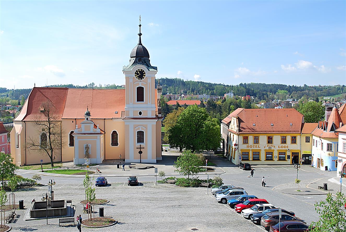 Náměstí Týn nad Vltavou — kostel sv. Jakuba a celkový pohled na náměstí
