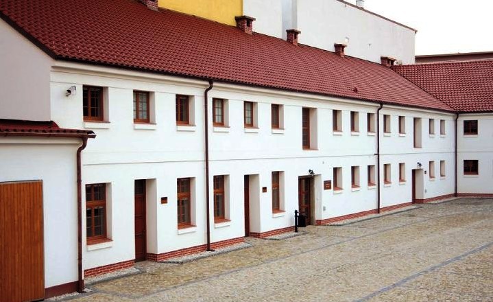 Staroměstský dvůr — pohled na obnovené budovy podél nádvoří