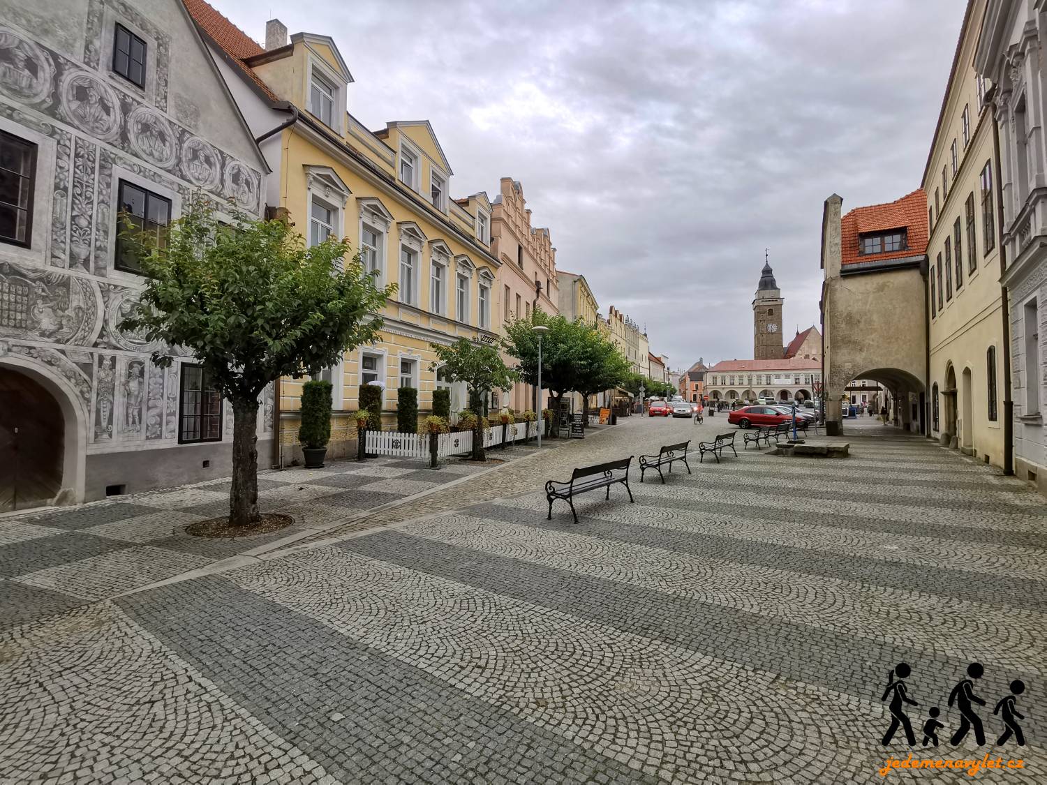 Slavonice — šachovnicová žulová dlažba s lavičkami a sgrafitovými domy