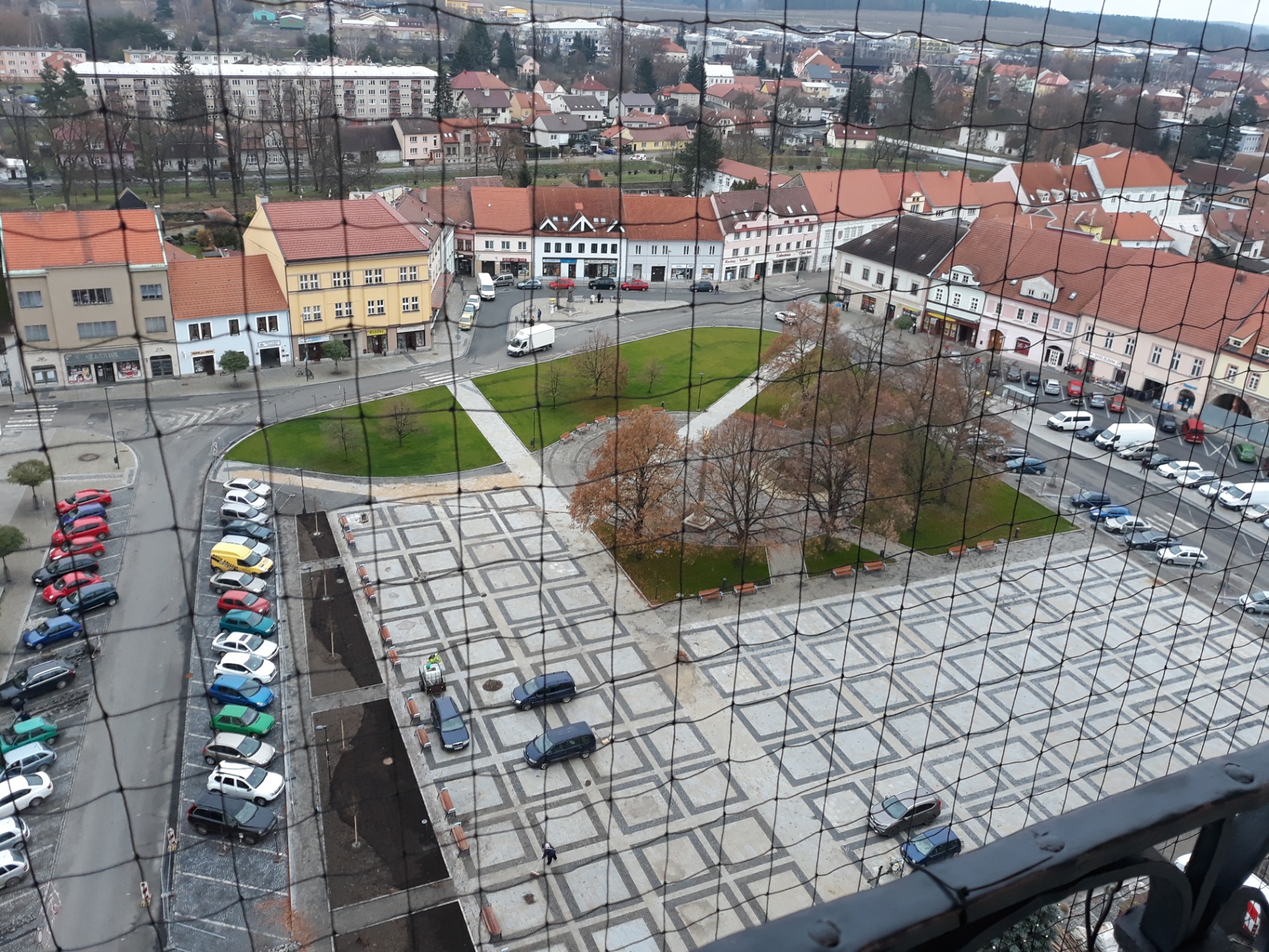Dokončené náměstí Soběslav — pohled z věže (zima)