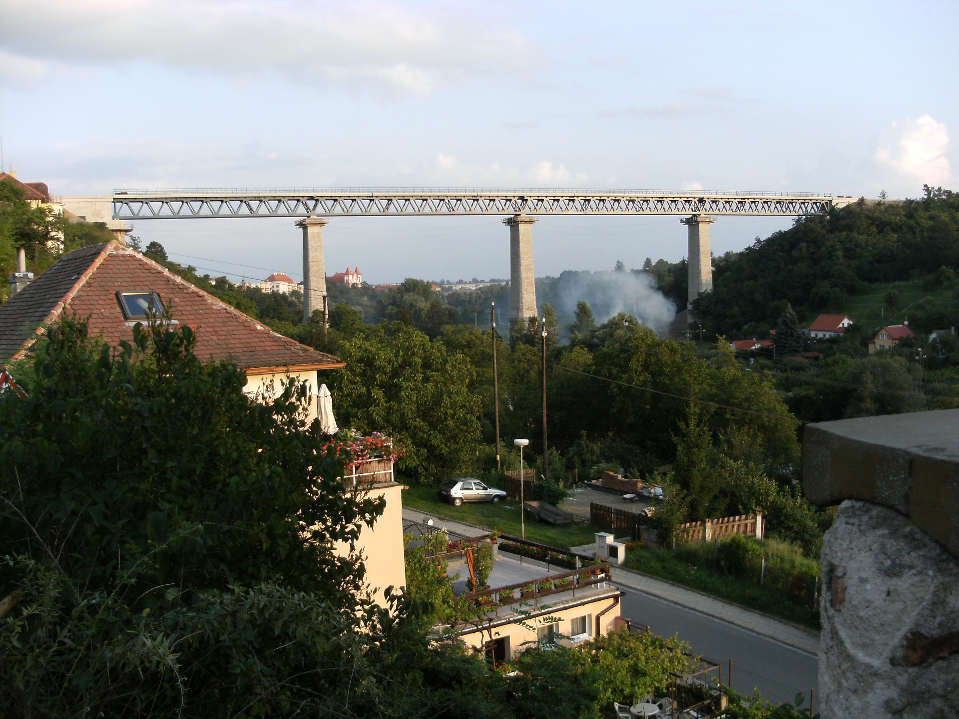 Železniční most Znojmo — celkový pohled na viadukt nad městem
