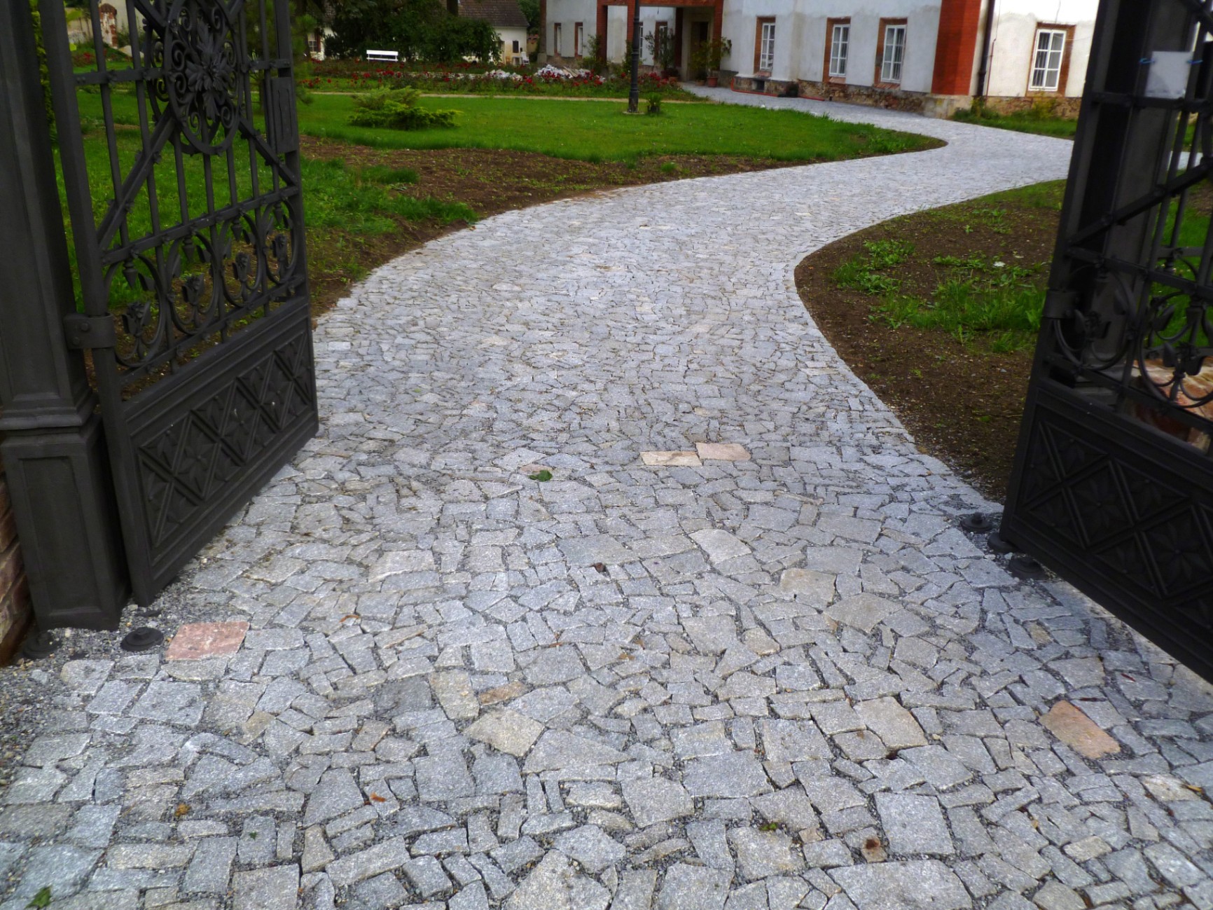 Dokončená žulová mozaiková cesta vedoucí k zámku