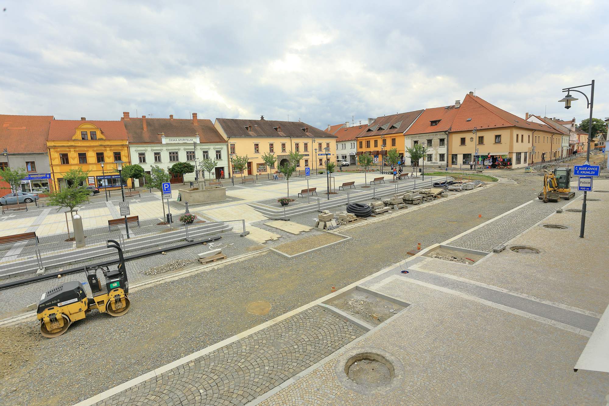 Náměstí Kaplice — pokládka mozaikových kostek a žulových desek