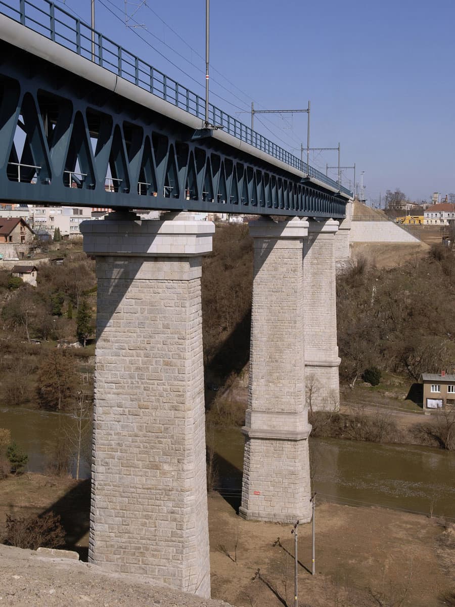 Železniční most Znojmo — detail kamenných pilířů s ocelovou konstrukcí