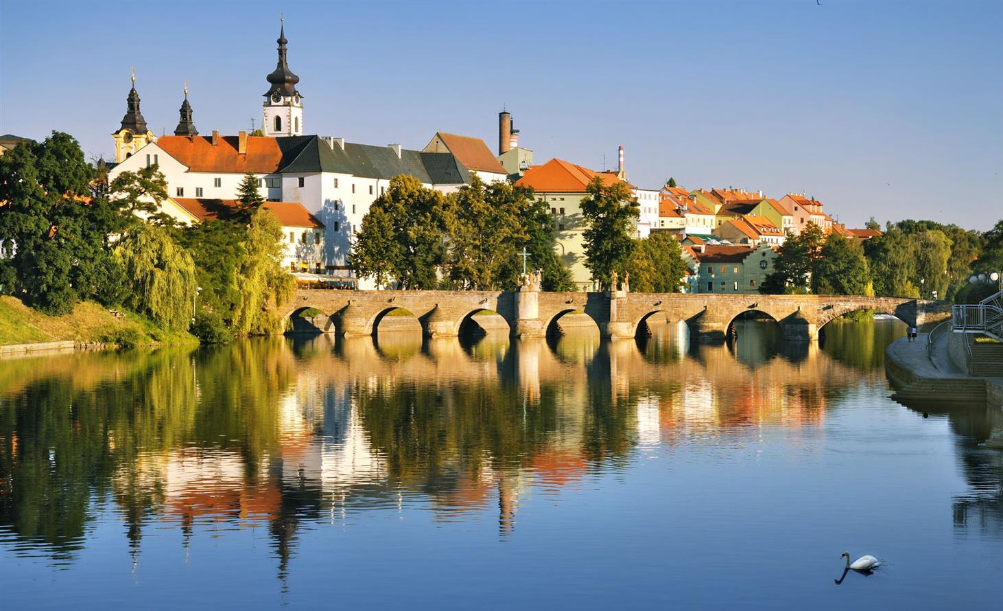 Kamenný most Písek — panorama historického jádra s mostem a labutí na hladině Otavy