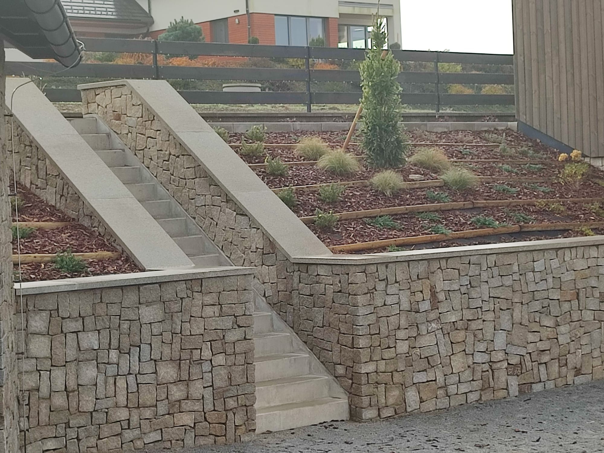 Obklad Kovářov — detail kamenného obkladu opěrné zdi se schodištěm