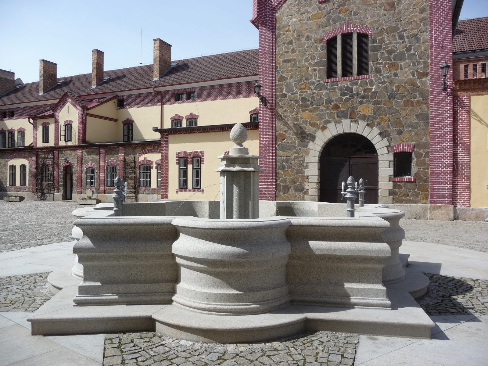 Pivovar Třeboň — kašna s tekoucí vodou a centrálním pylonem