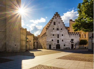 Piaristické náměstí — detail štítu Solnice a kamenná dlažba