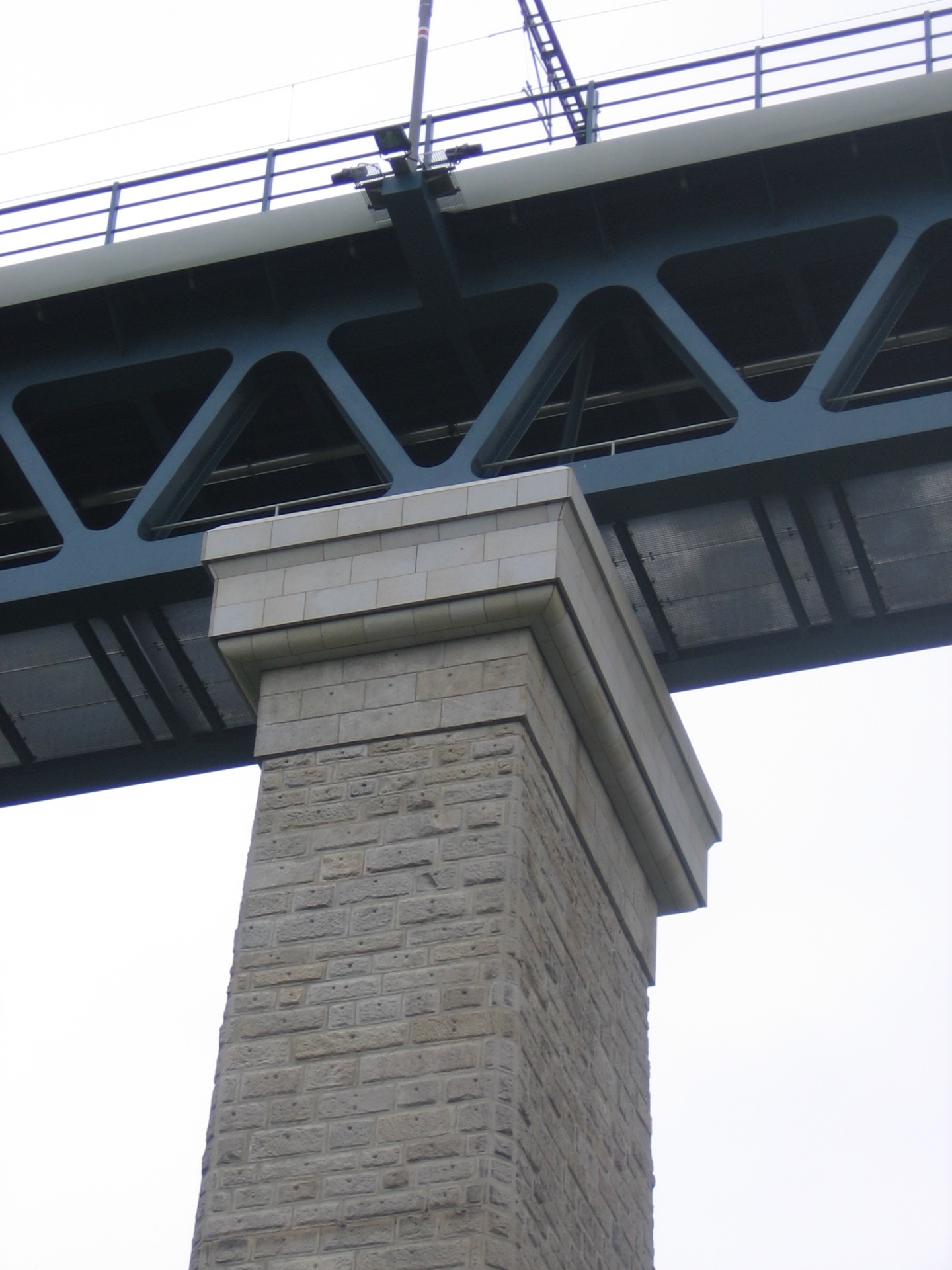 Železniční most Znojmo — detail kamenné hlavice pilíře