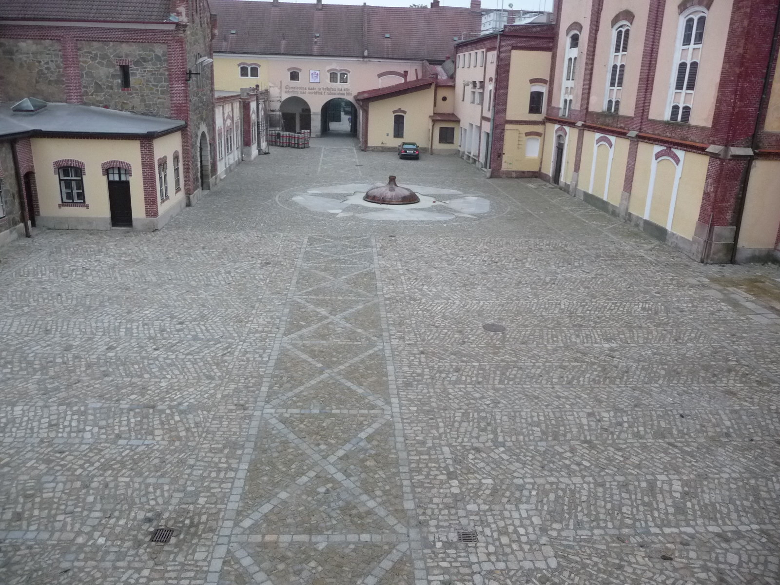Pivovar Třeboň — celkový pohled na dlážděné nádvoří