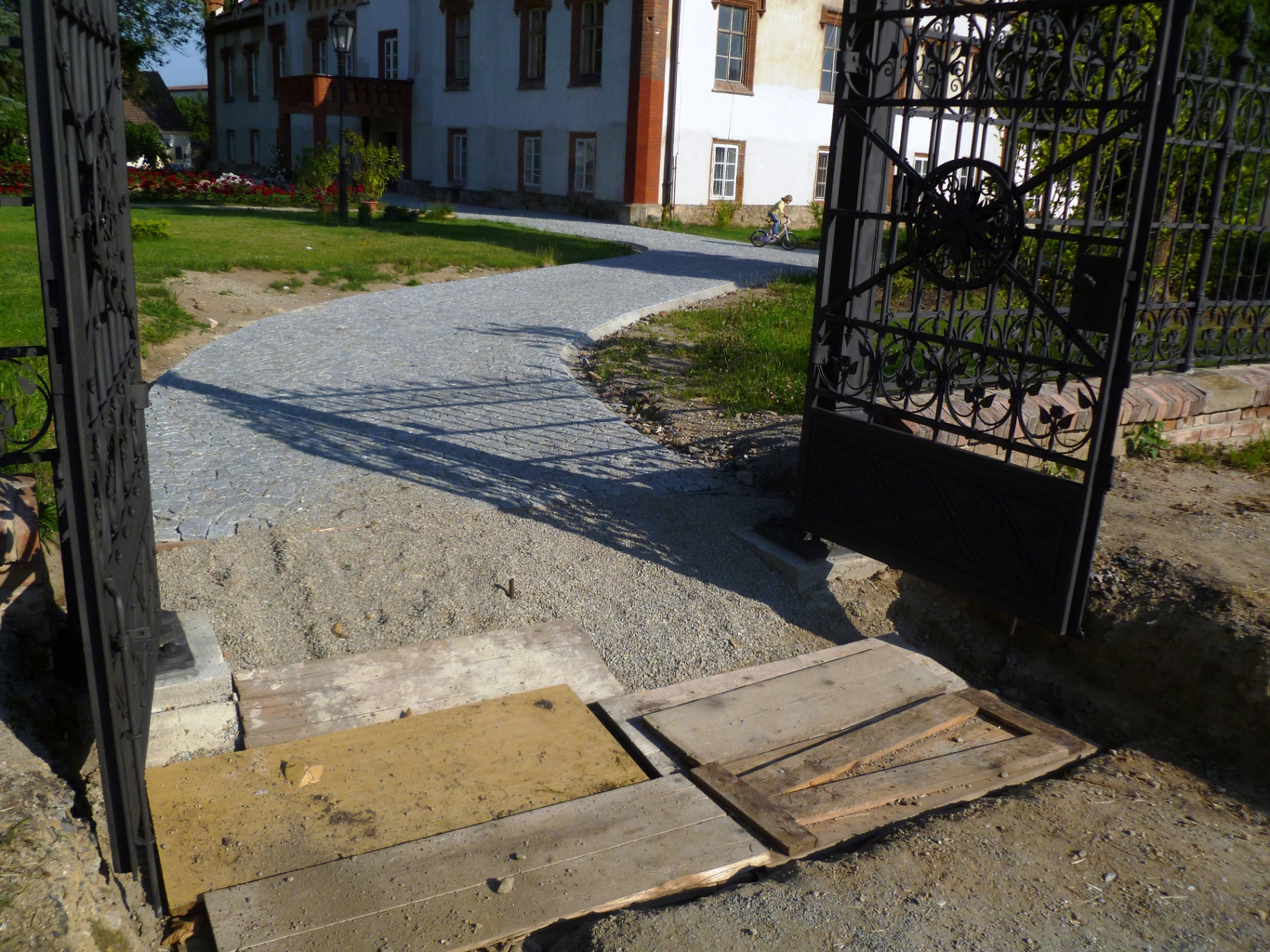 Pokládka kamenné mozaiky u vstupní brány