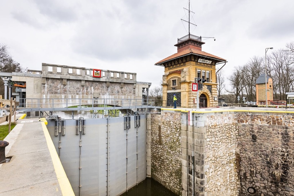 Plavební komora Hořín — detail vrat a věže