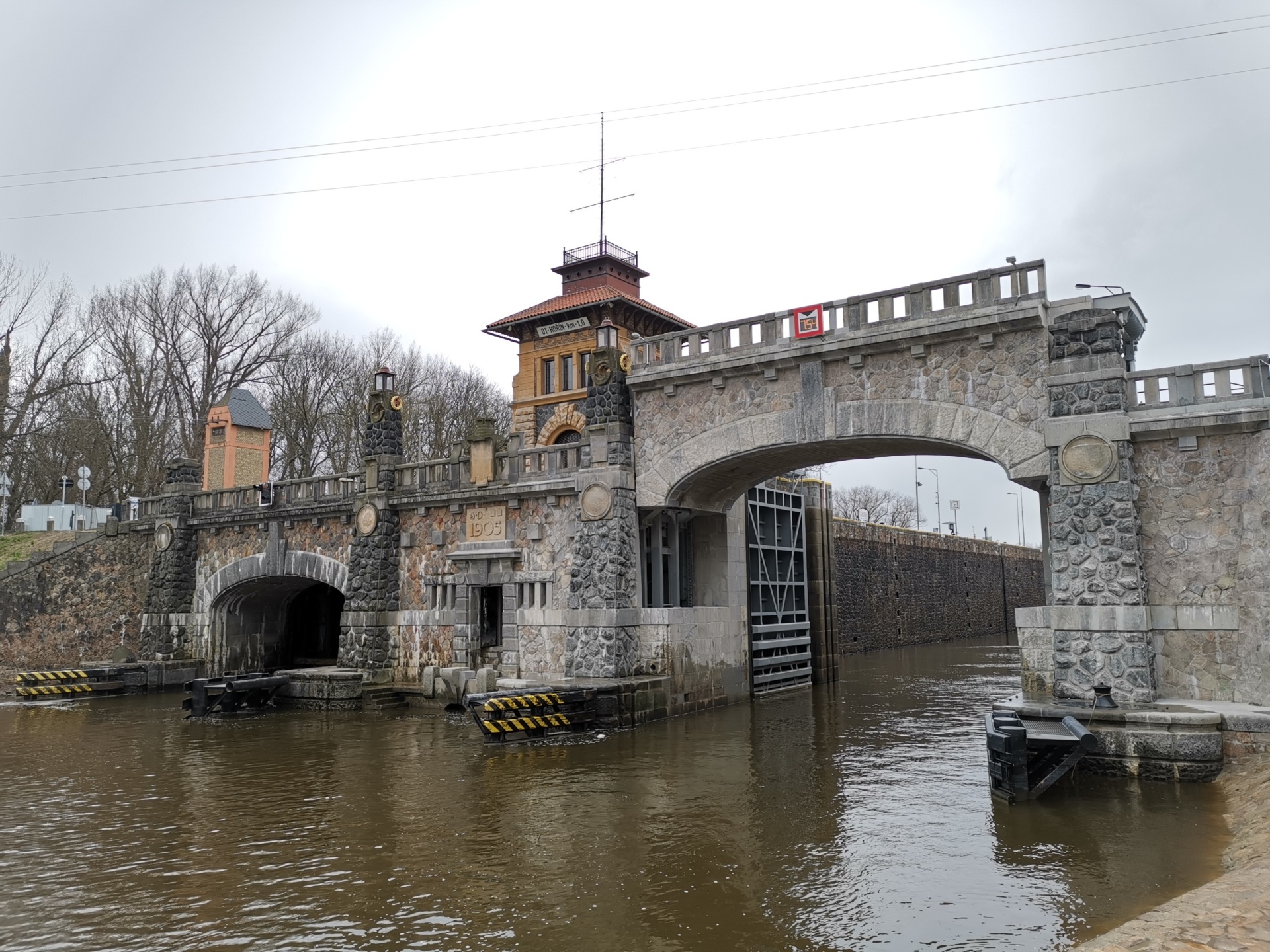 Plavební komora Hořín — zvednutý most s otevřenými vraty