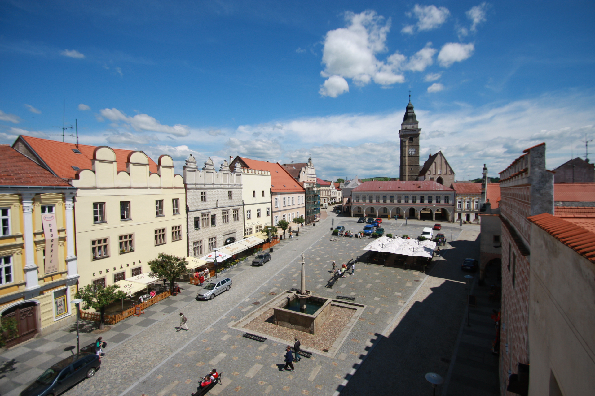 Pohled z výšky na náměstí ve Slavonicích s kašnou a dlažbou