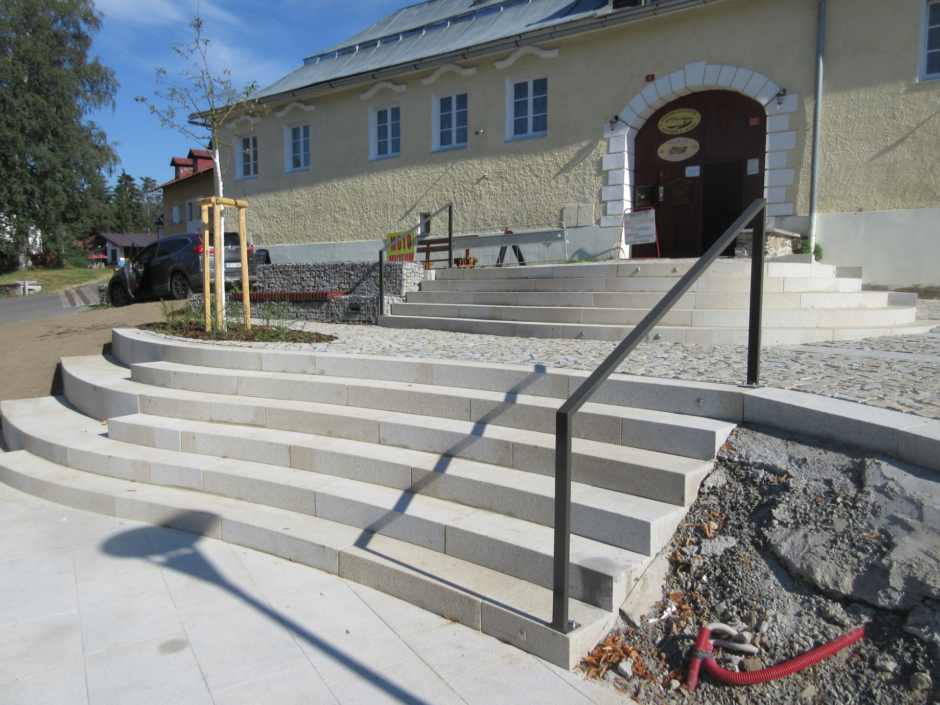 Železná Ruda — dokončené kamenné schodiště a vstup k objektu