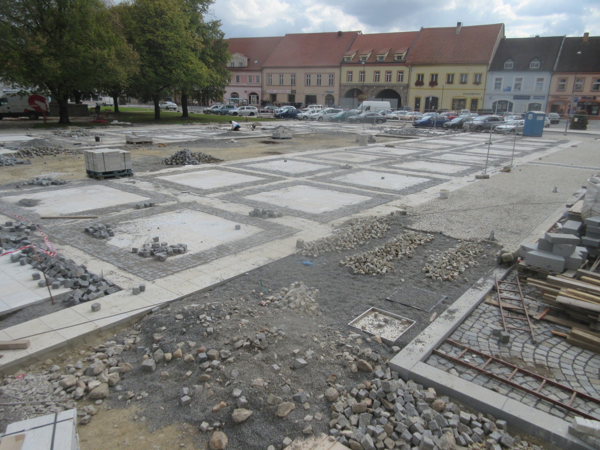 Rozpracované dlažební pole s geometrickým vzorem