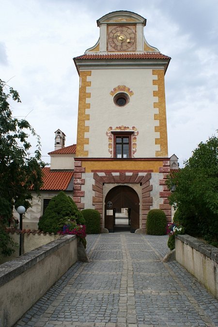 Zámek Kratochvíle — detail vstupní věže s kamenným ostěním brány