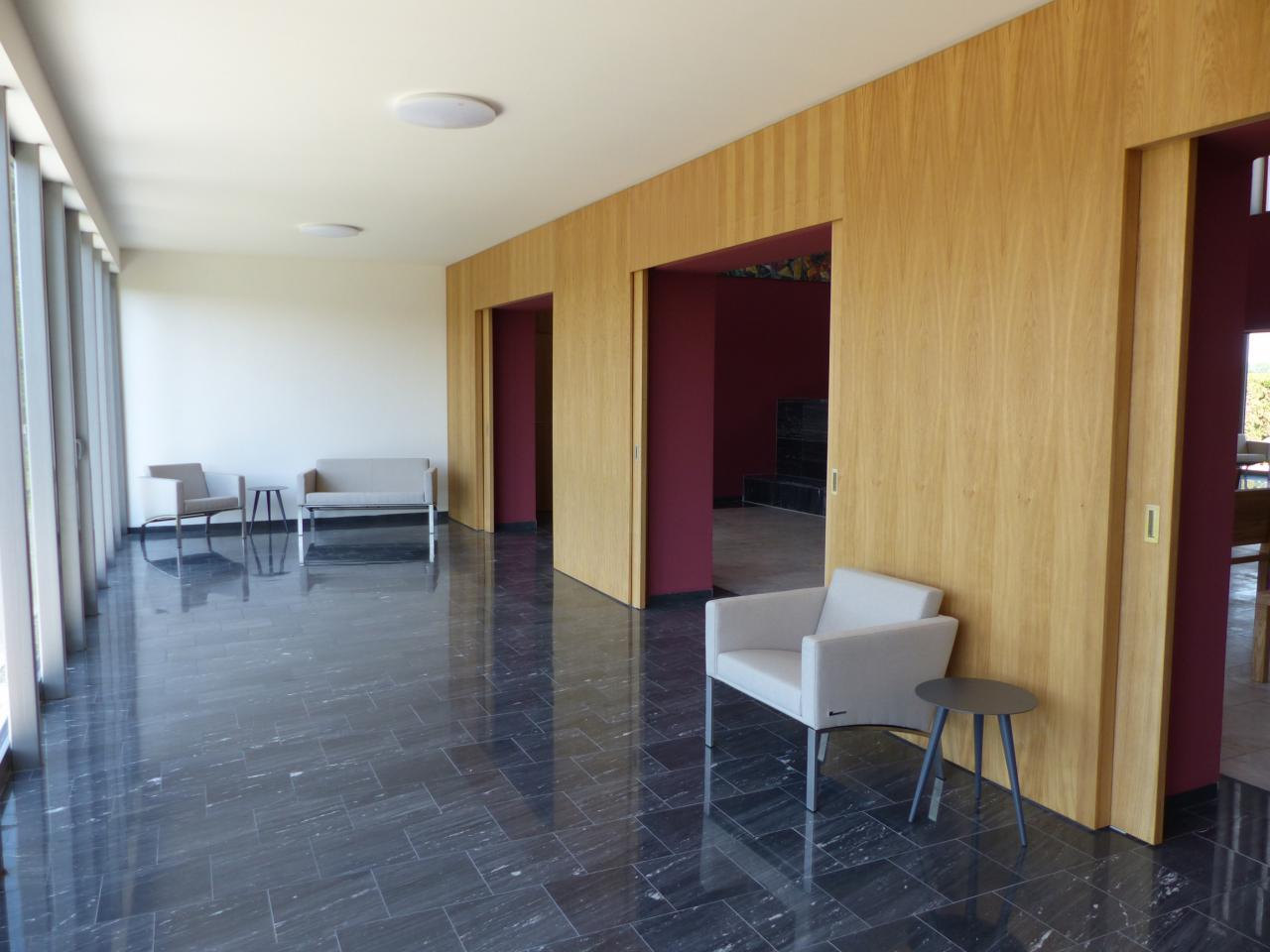 Smuteční síň Soběslav — foyer s leštěnou kamennou dlažbou a dubovým obložením
