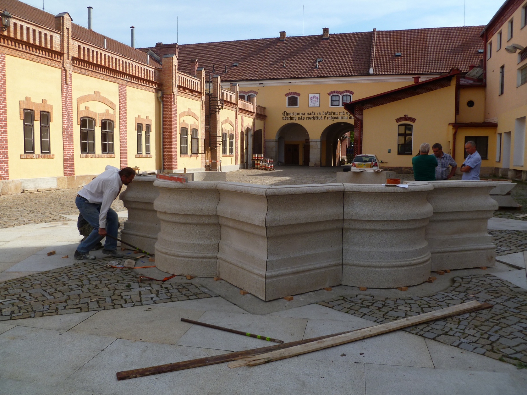 Pivovar Třeboň — téměř hotová obvodová stěna kašny