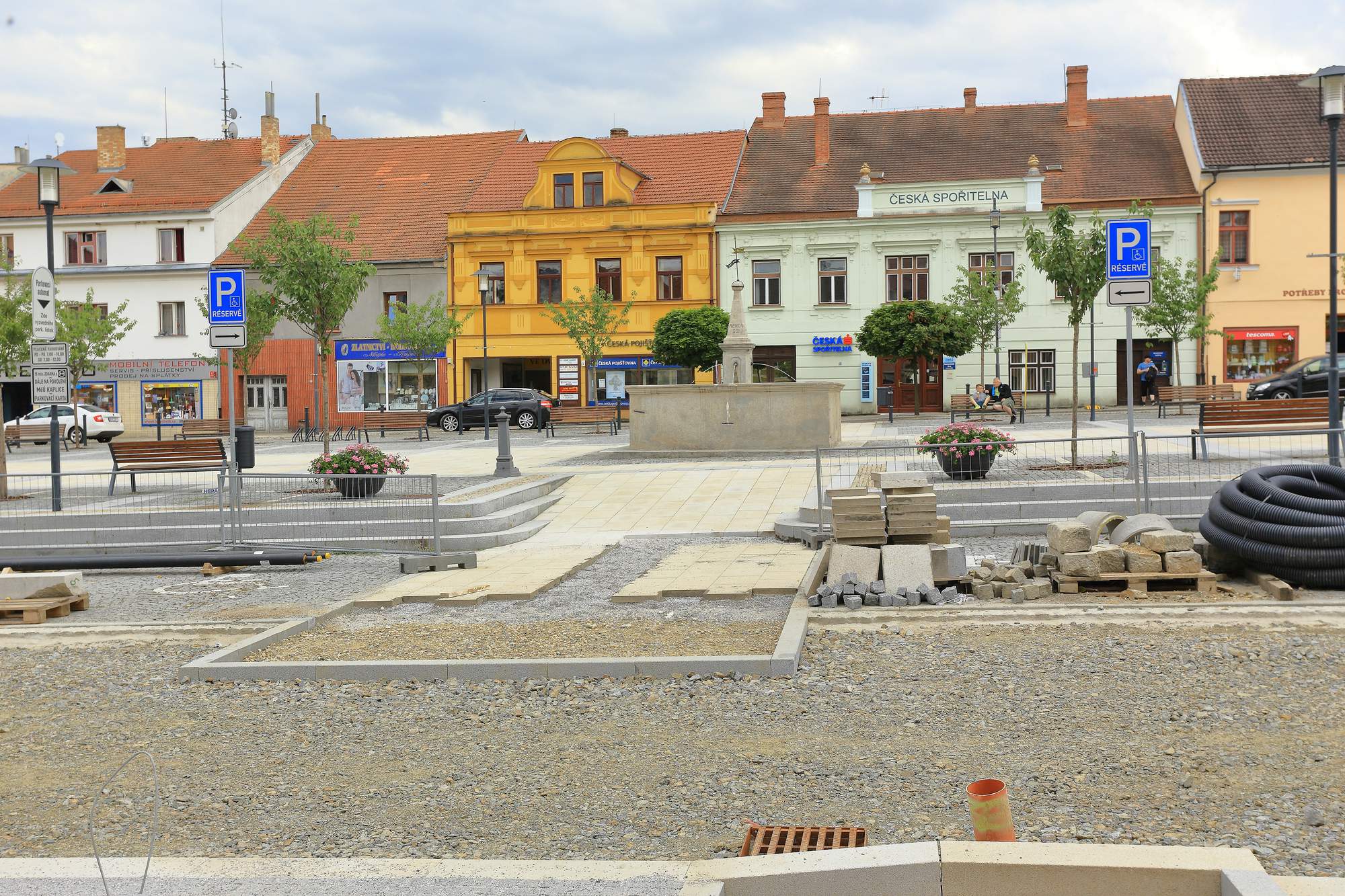 Náměstí Kaplice — rozpracovaná dlažba u kamenné kašny