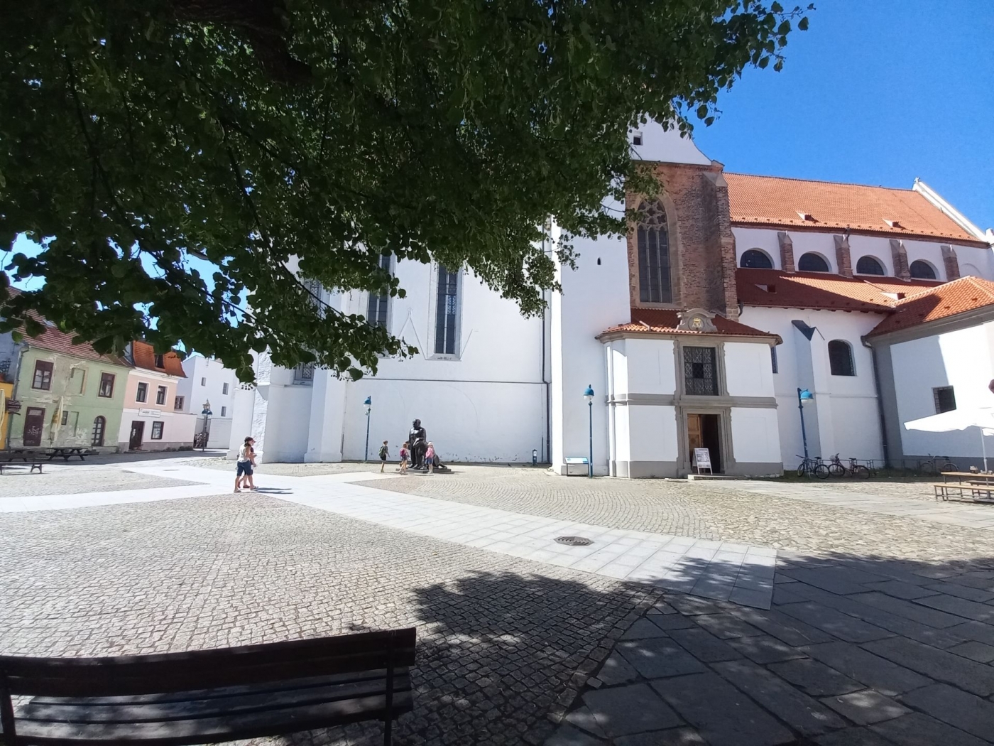 Piaristické náměstí — boční pohled na kostel a kamenná dlažba