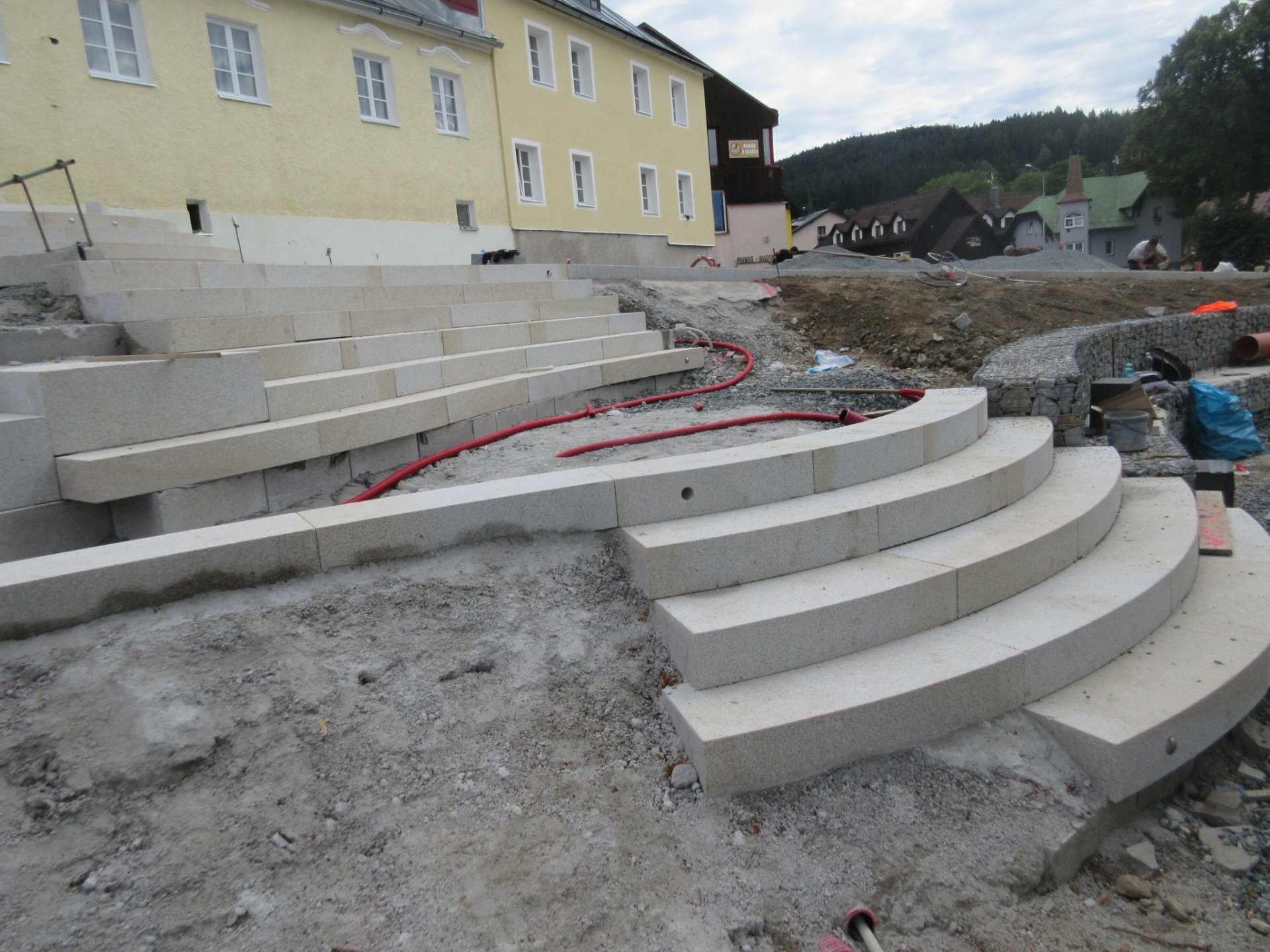 Železná Ruda — rozestavěné kamenné schodiště během montáže