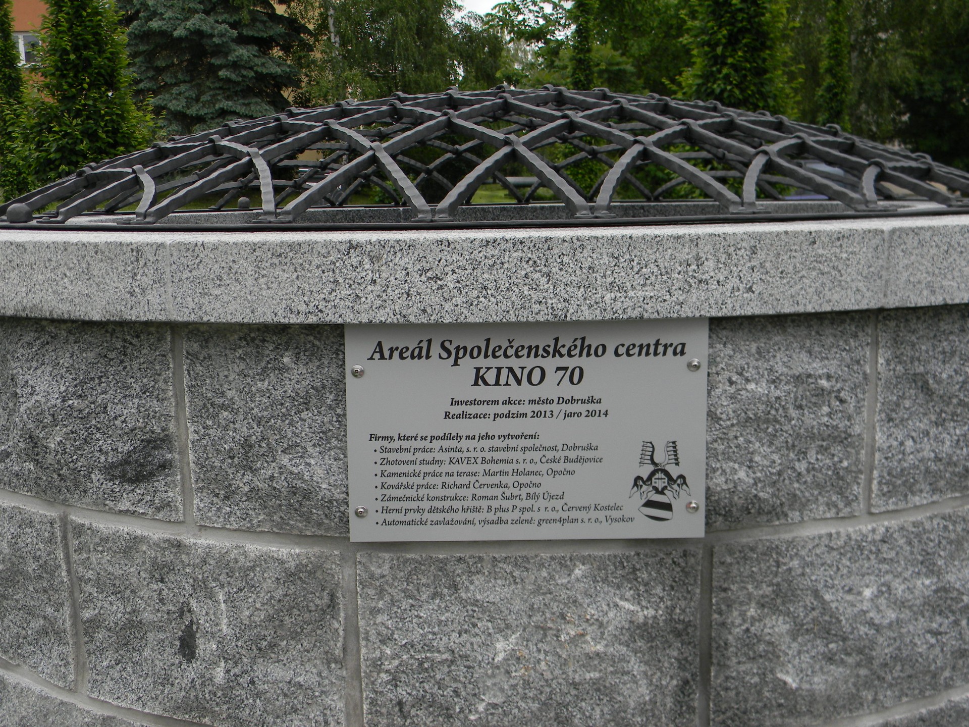 Studna Dobruška — detail kované kupole a pamětní desky