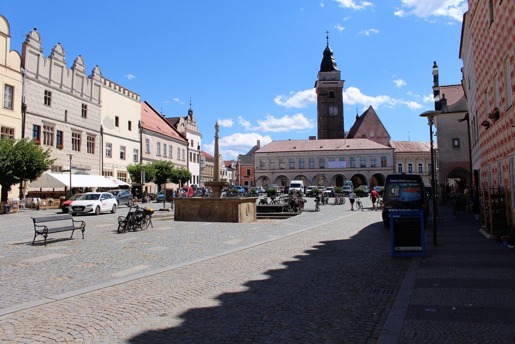 Slavonice — kašna na náměstí s renesančními domy a věží kostela