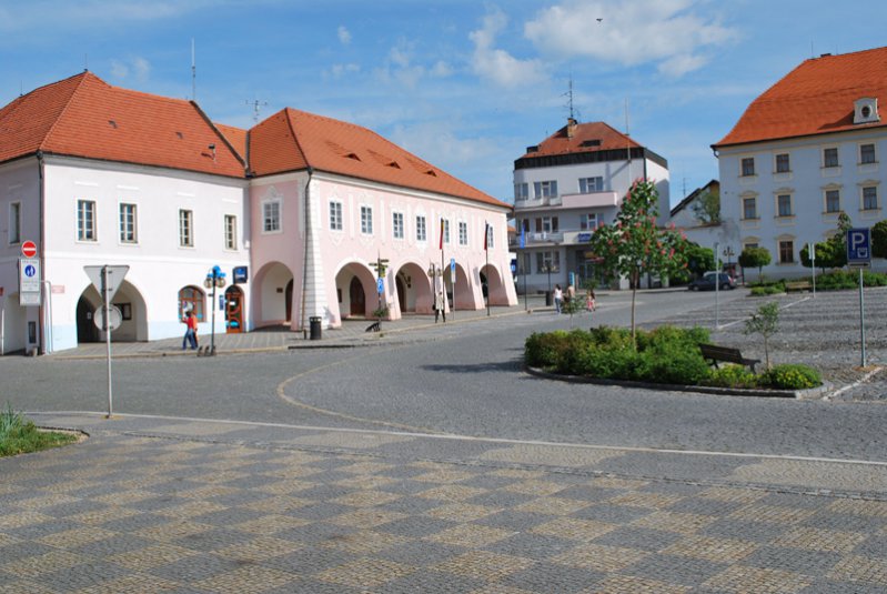Náměstí Týn nad Vltavou — historická radnice a podloubí
